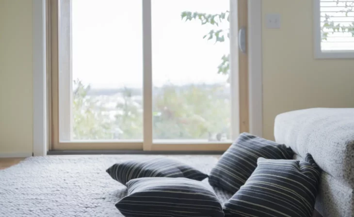 Baie vitrée standard milieu de gamme dans une chambre
