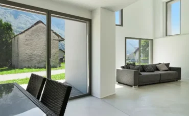 Baies vitrées installées dans une maison moderne