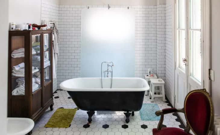Baignoire îlot sur pieds en acier