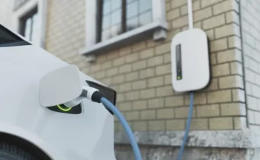 Borne de recharge installée en façade