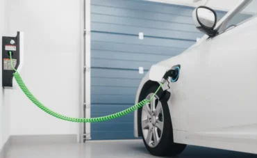 Borne de recharge installée dans un garage
