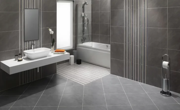 Carrelage dans une salle de bain, au sol et aux murs