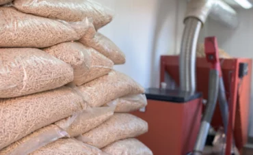 Chaudière à granulés avec réserve de sacs de pellets