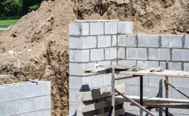 Construction d'un mur en parpaing structurel