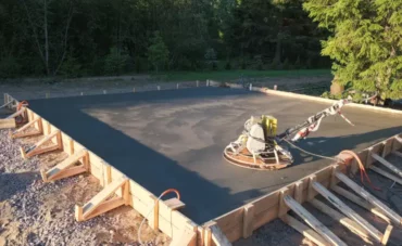 Dalle en béton à l'étape de finition