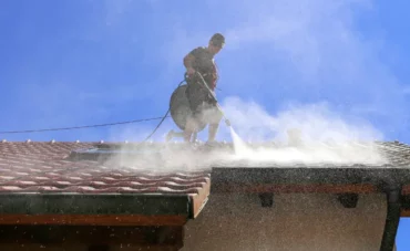 Démoussage de toiture à moyenne pression