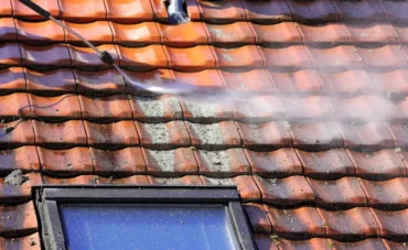Démoussage d'une toiture en tuiles peu encrassée