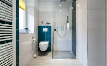 Douche à l'italienne dans une salle de bain moderne