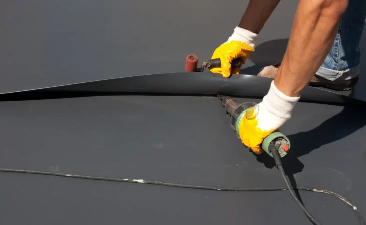 Étanchéité de toit plat en PVC thermosoudé