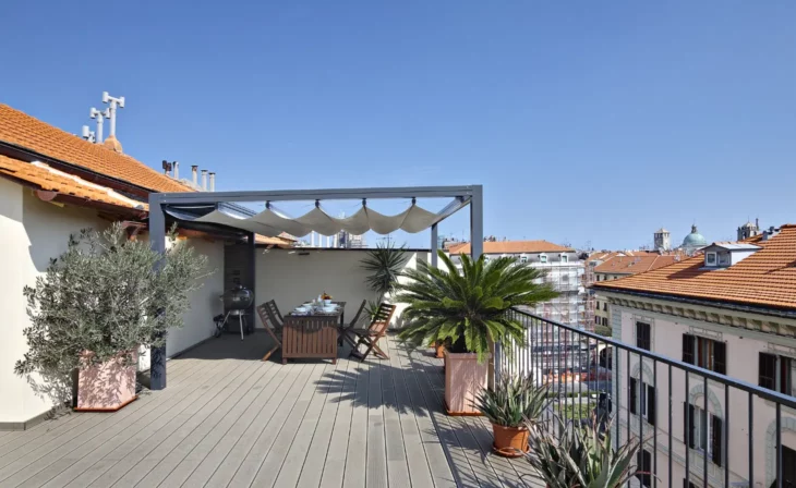 Étanchéité sous un toit terrasse accessible avec platelage composite