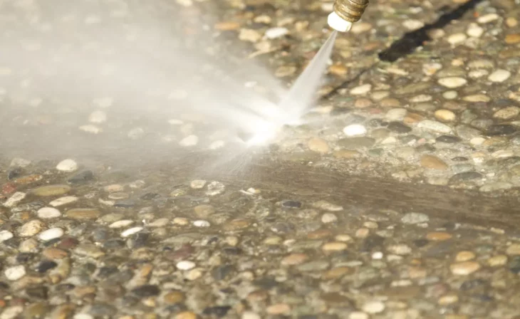 Étape finale d'une réalisation de béton désactivé
