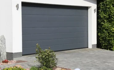 Garage en construction parpaings avec porte sectionnelle