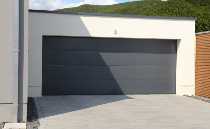 Garage neuf construit avec une architecture moderne