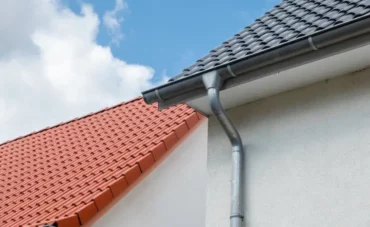 Gouttière neuve sur une toiture en tuiles
