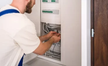 Inspection du tableau électrique lors d'une mise aux normes