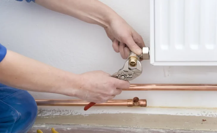 Installation d'un radiateur lors de la rénovation d'une plomberie