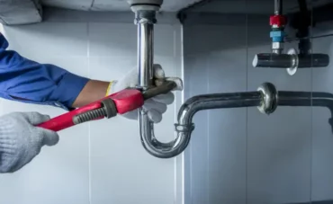Mise en place d'un siphon chromé lors d'une rénovation de plombrie