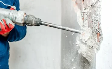 Ouverture d'un mur porteur avec un marteau perforateur