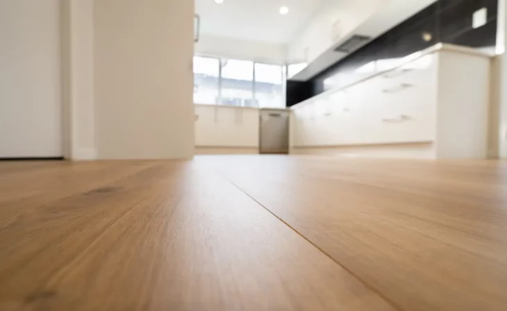 Parquet contrecollé dans une cuisine