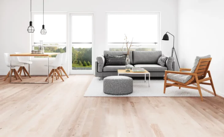 Parquet stratifié dans le salon d'une maison avec animaux