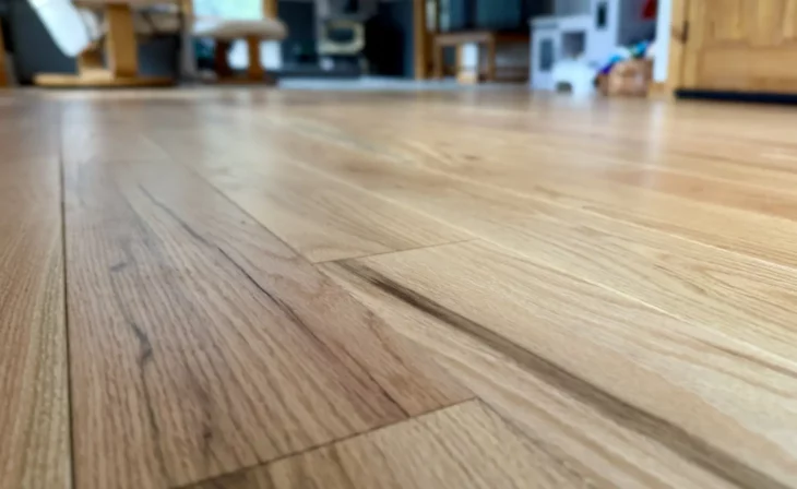 Parquet stratifié résistant dans une entrée de maison