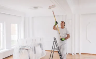 Peinture du plafond d'un salon par un peintre professionnel