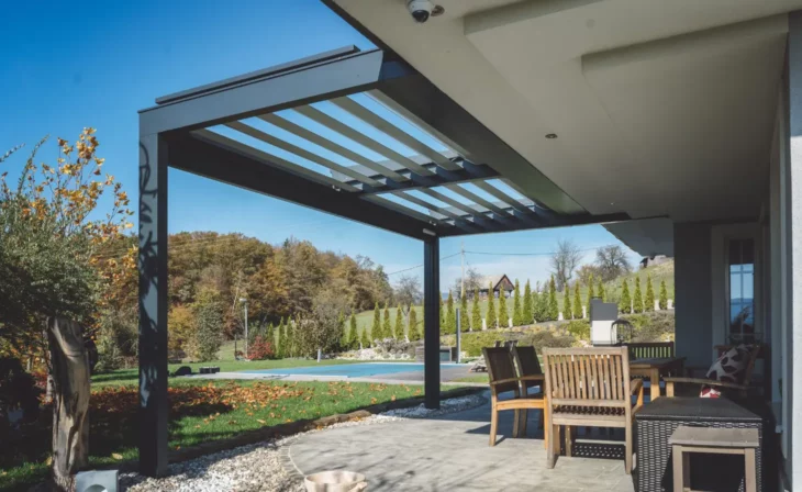 Pergola bioclimatique en alu moderne sur une terrasse