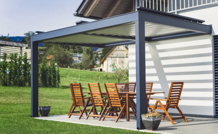 Pergola bioclimatique neuve sur une terrasse