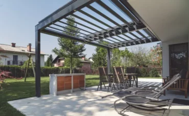 Pergola bioclimatique sur une terrasse