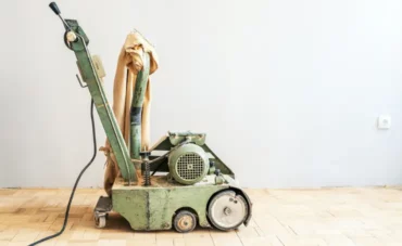 Ponceuse à bande lors d'un ponçage de parquet