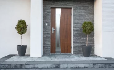 Porte d'entrée en bois semi-vitrée