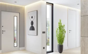Porte d'entrée neuve dans une maison entièrement rénovée