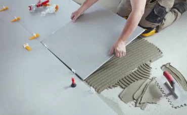 Pose d'un carrelage avec un système moderne