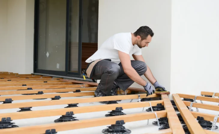 Pose d'une terrasse e bois sur plots polymère