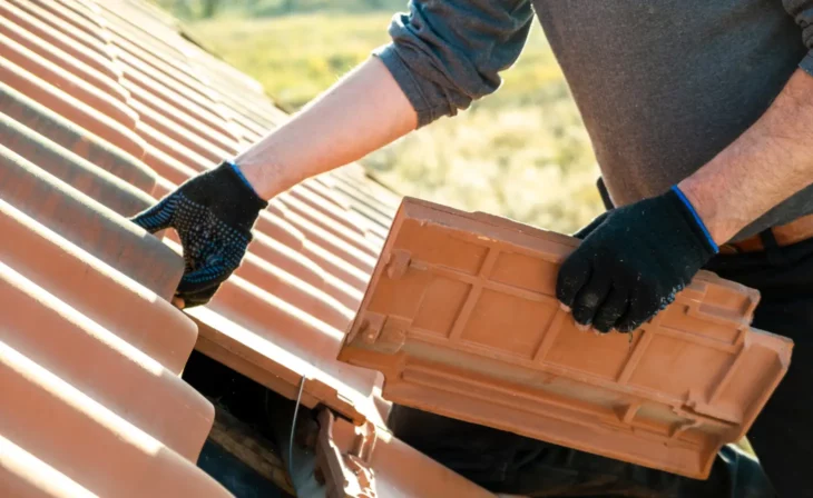 Pose des tuiles lors de la rénovation d'une toiture