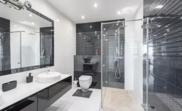 Salle de bain moderne fraichement rénovée