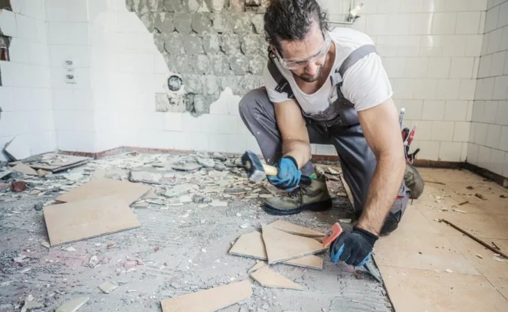 Salle de bain en rénovation complète, ici la dépose des revêtements