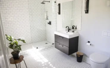 Salle de bain rénovée avec WC, vasque et douche en dur