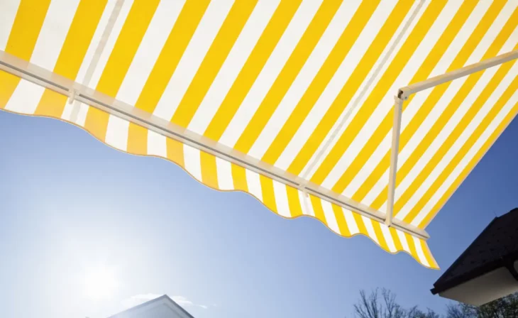 Store banne : la pose professionnelle permet de profiter d'une toile correctement tendue
