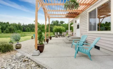 Terrasse en béton décoratif avec pergola en bois