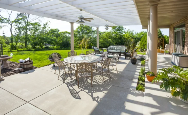 Une terrasse en béton, espace d'outdoor living intemporel