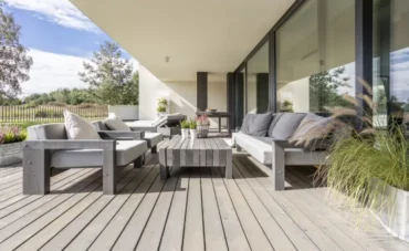 Terrasse en bois local avec finition huile pigmentée