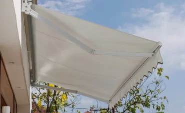 Toile unie rénovée sur un ancien store banne