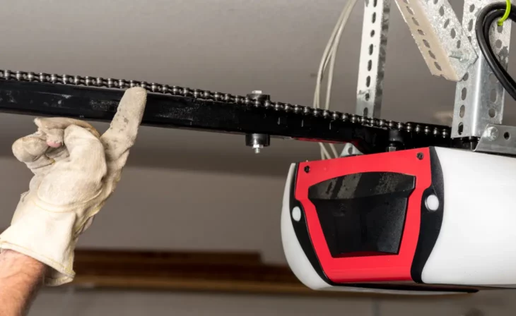 Vérification de la tension de la chaine de la motorisation lors de la pose d'une porte de garage