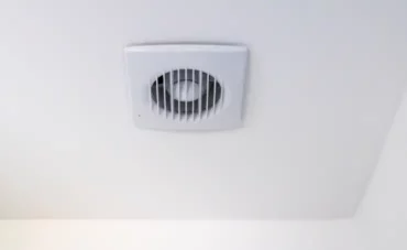 VMC au plafond d'une salle de bain